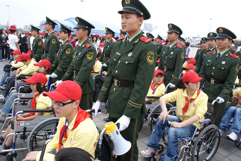 威武的解放军叔叔为我们服务,真幸福!